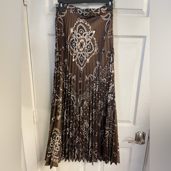Bastia Pleated Maxi Skirt With Bandana Motif - Picture 4 of 6